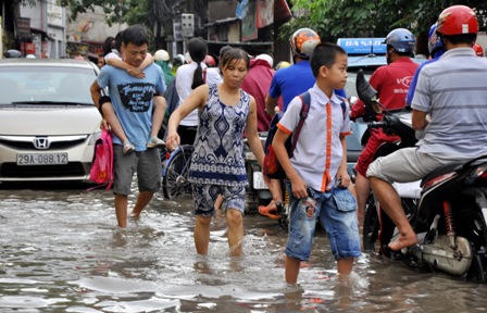Hà Nội: Mưa lớn, học sinh bì bõm đến trường