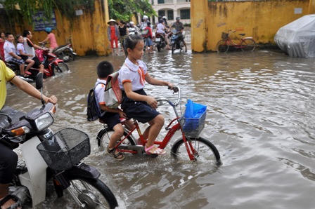 Hà Nội: Mưa lớn, học sinh bì bõm đến trường