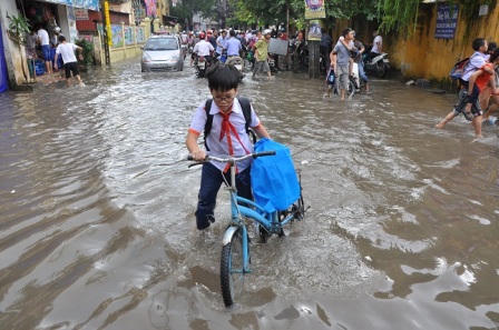 Hà Nội: Mưa lớn, học sinh bì bõm đến trường