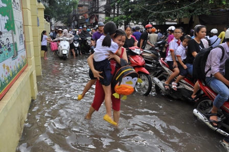 Hà Nội: Mưa lớn, học sinh bì bõm đến trường