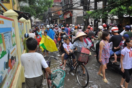 Hà Nội: Mưa lớn, học sinh bì bõm đến trường