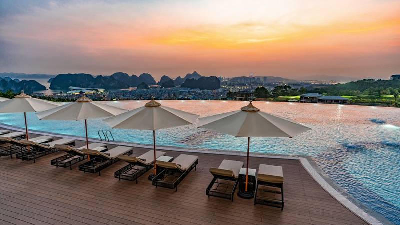 Giới trẻ săn hoàng hôn “đặc sản” Hạ Long: choáng ngợp không gian cực tình tại bể bơi vô cực view trọn vịnh