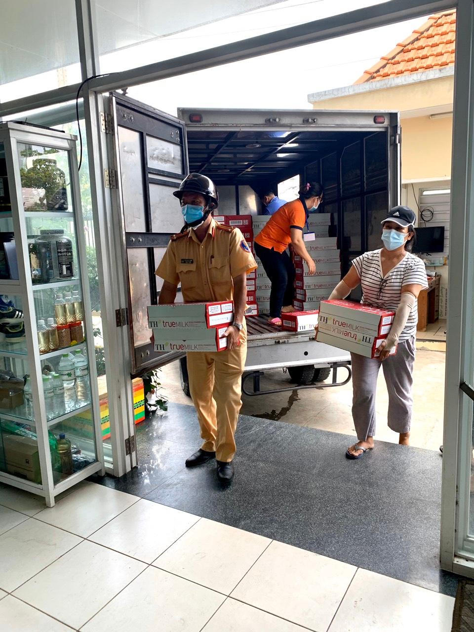 500.000 ly sữa tươi và đồ uống TH tiếp sức quân đội, công an và các F0 điều trị tại nhà