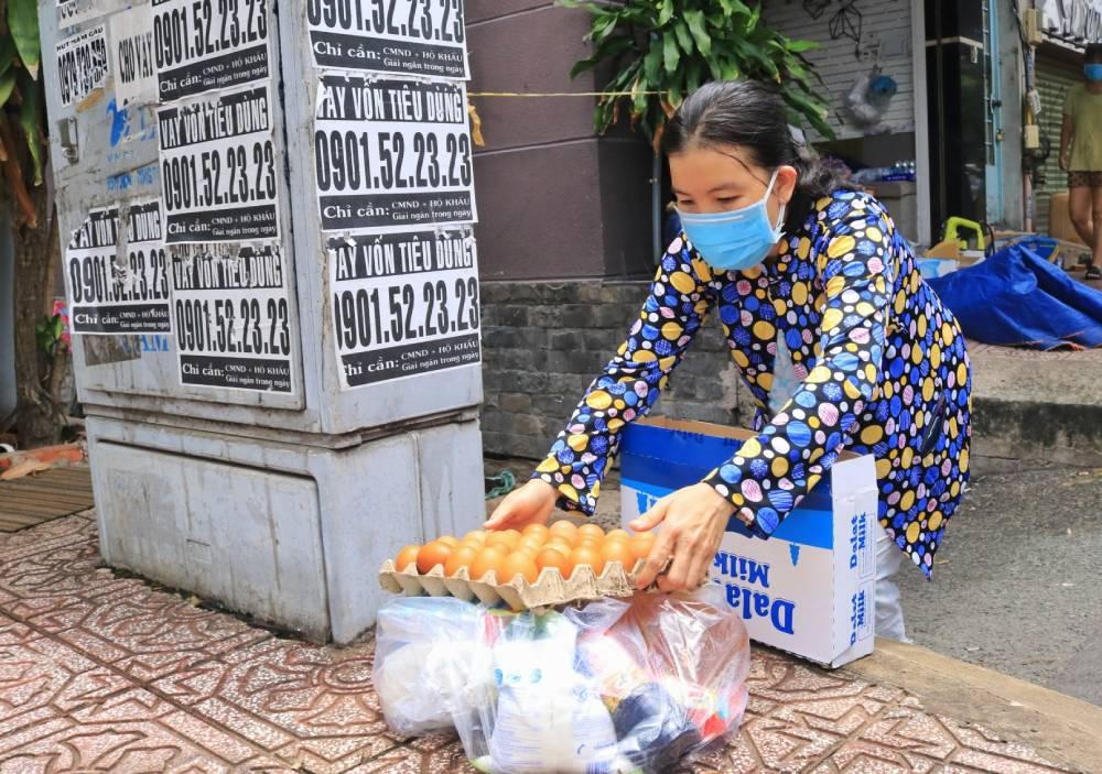 Người nghèo Sài Gòn nhận túi an sinh những ngày ‘ai ở đâu, ở yên đó’: ‘Mừng muốn khóc’