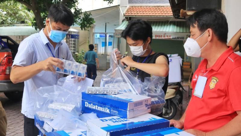 Người nghèo Sài Gòn nhận túi an sinh những ngày ‘ai ở đâu, ở yên đó’: ‘Mừng muốn khóc’