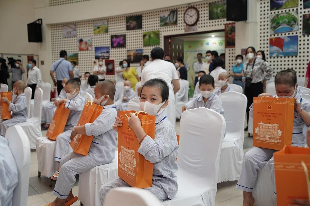 Mang trung thu yêu thương tới hàng nghìn trẻ em tại bệnh viện giữa đại dịch COVID-19