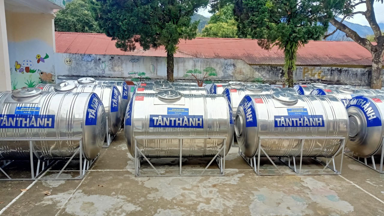 Tặng bồn nước cho 12 điểm trường tại huyện Mường Tè, Lai Châu
