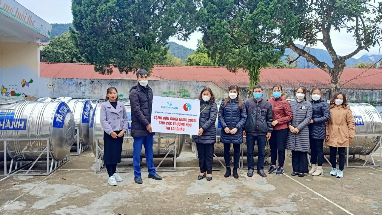 Tặng bồn nước cho 12 điểm trường tại huyện Mường Tè, Lai Châu