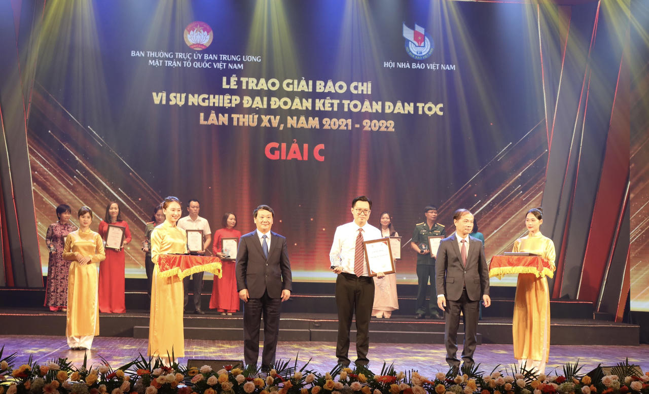 Báo Pháp luật Việt Nam được vinh danh tại Lễ trao Giải báo chí 'Vì sự nghiệp Đại đoàn kết toàn dân tộc'