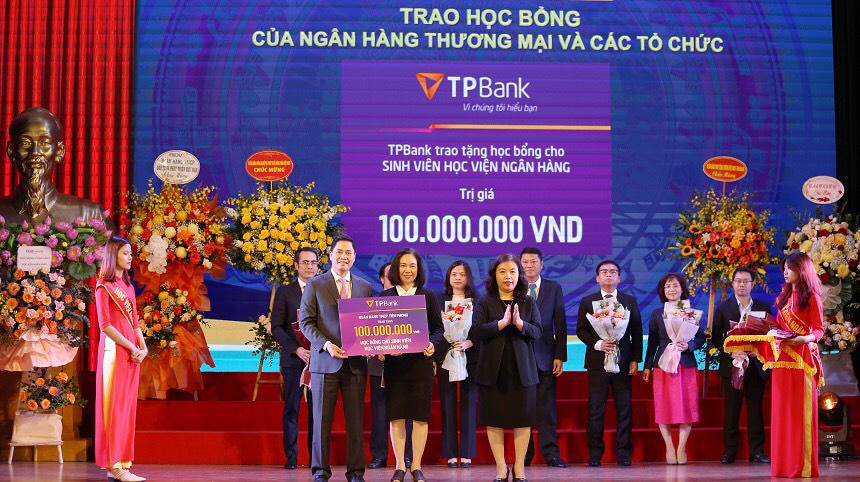 TPBank trao học bổng 100 triệu đồng cho sinh viên Học viện Ngân hàng