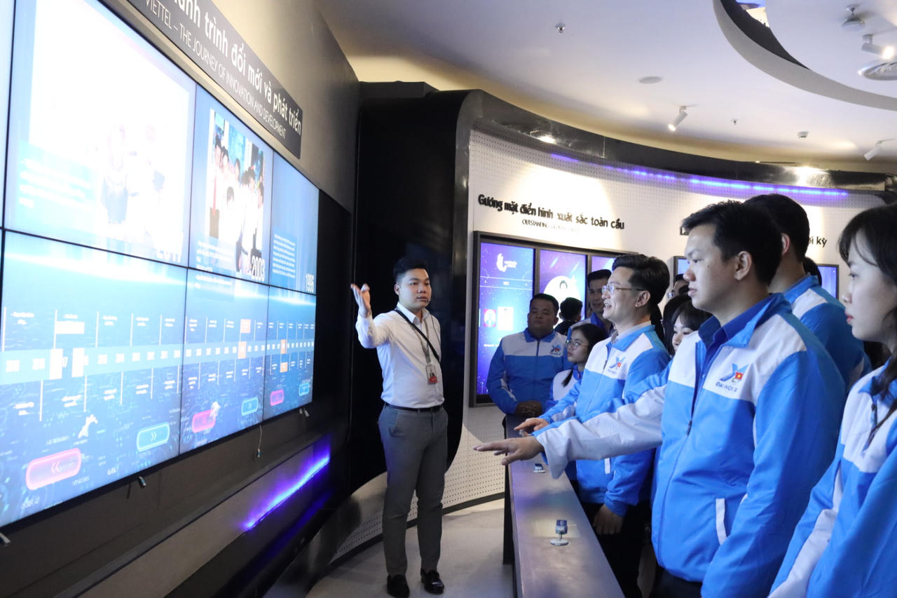 111 đại biểu thanh niên trải nghiệm không gian sáng tạo số