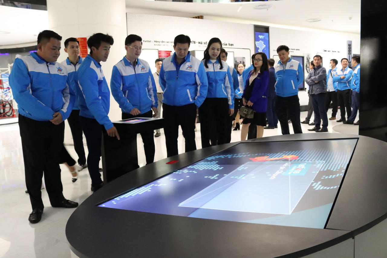 111 đại biểu thanh niên trải nghiệm không gian sáng tạo số