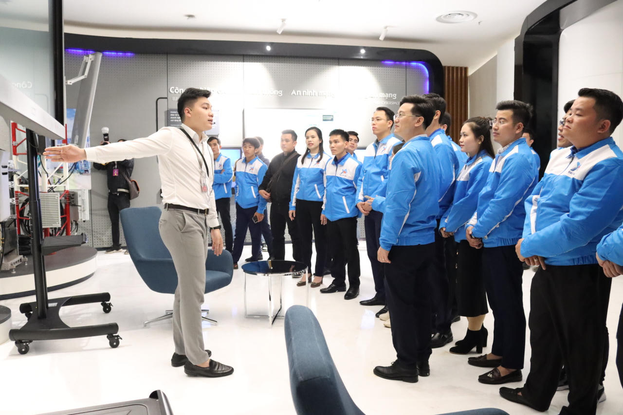 111 đại biểu thanh niên trải nghiệm không gian sáng tạo số