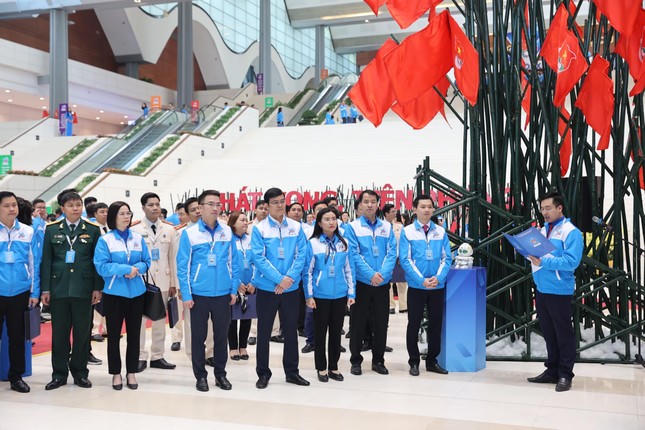 Khai mạc Triển lãm “Khát vọng cống hiến – Lẽ sống thanh niên”