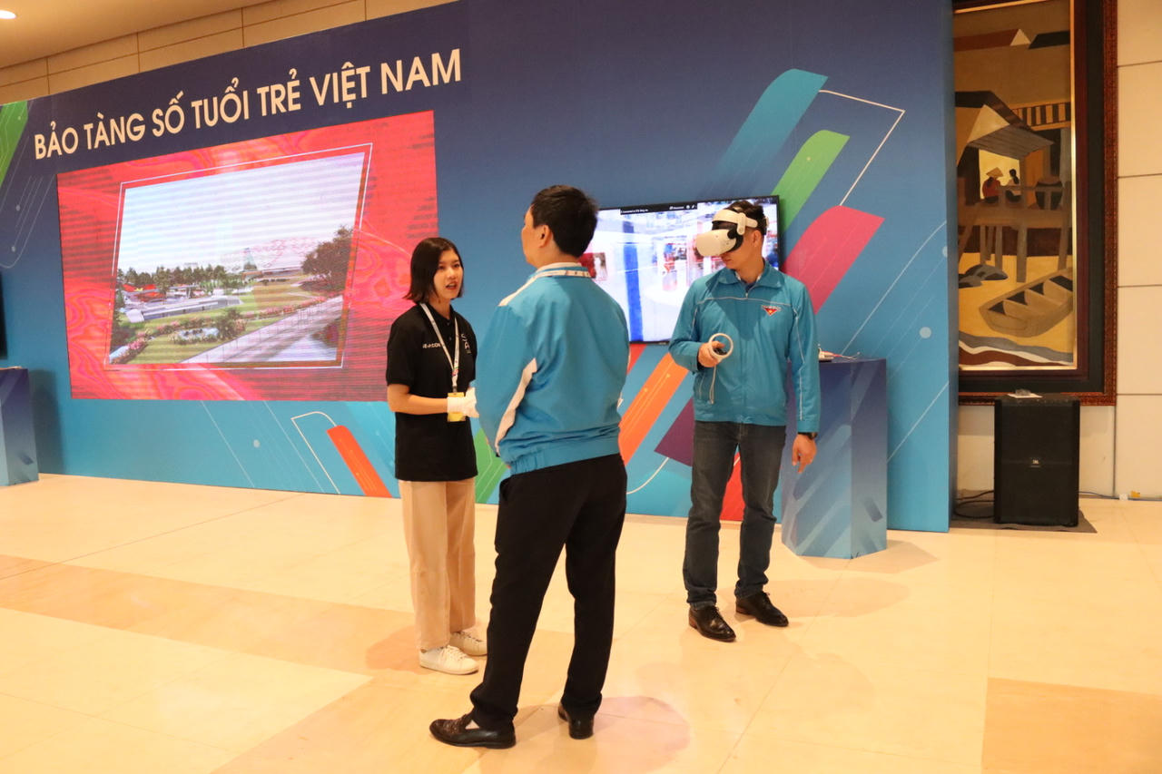 Khai mạc Triển lãm “Khát vọng cống hiến – Lẽ sống thanh niên”