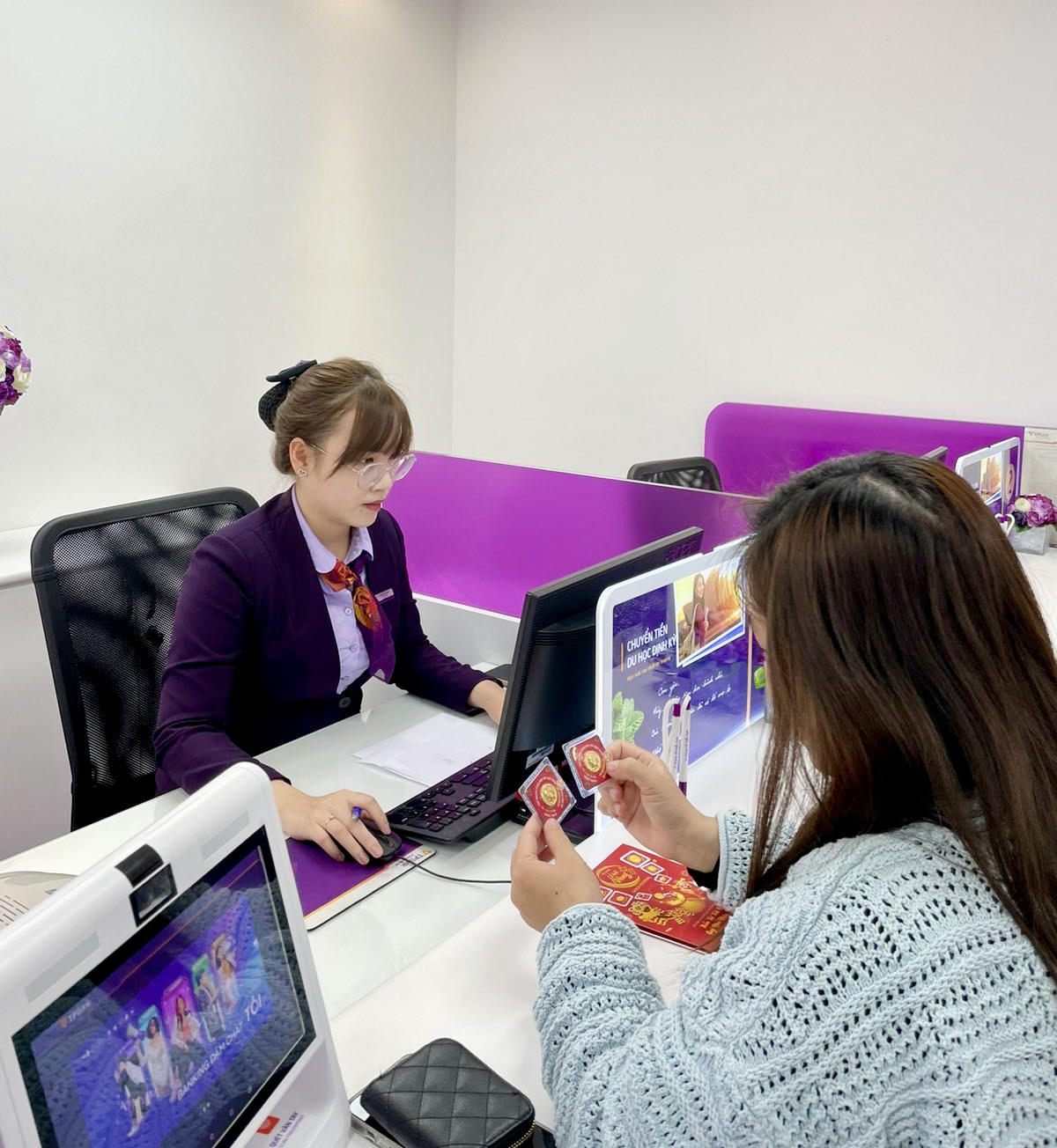 Rộn ràng mua vàng ngày Thần Tài tại các điểm giao dịch TPBank