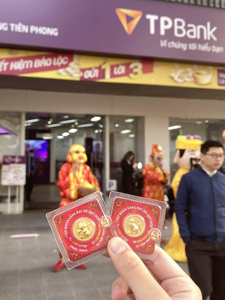 Rộn ràng mua vàng ngày Thần Tài tại các điểm giao dịch TPBank