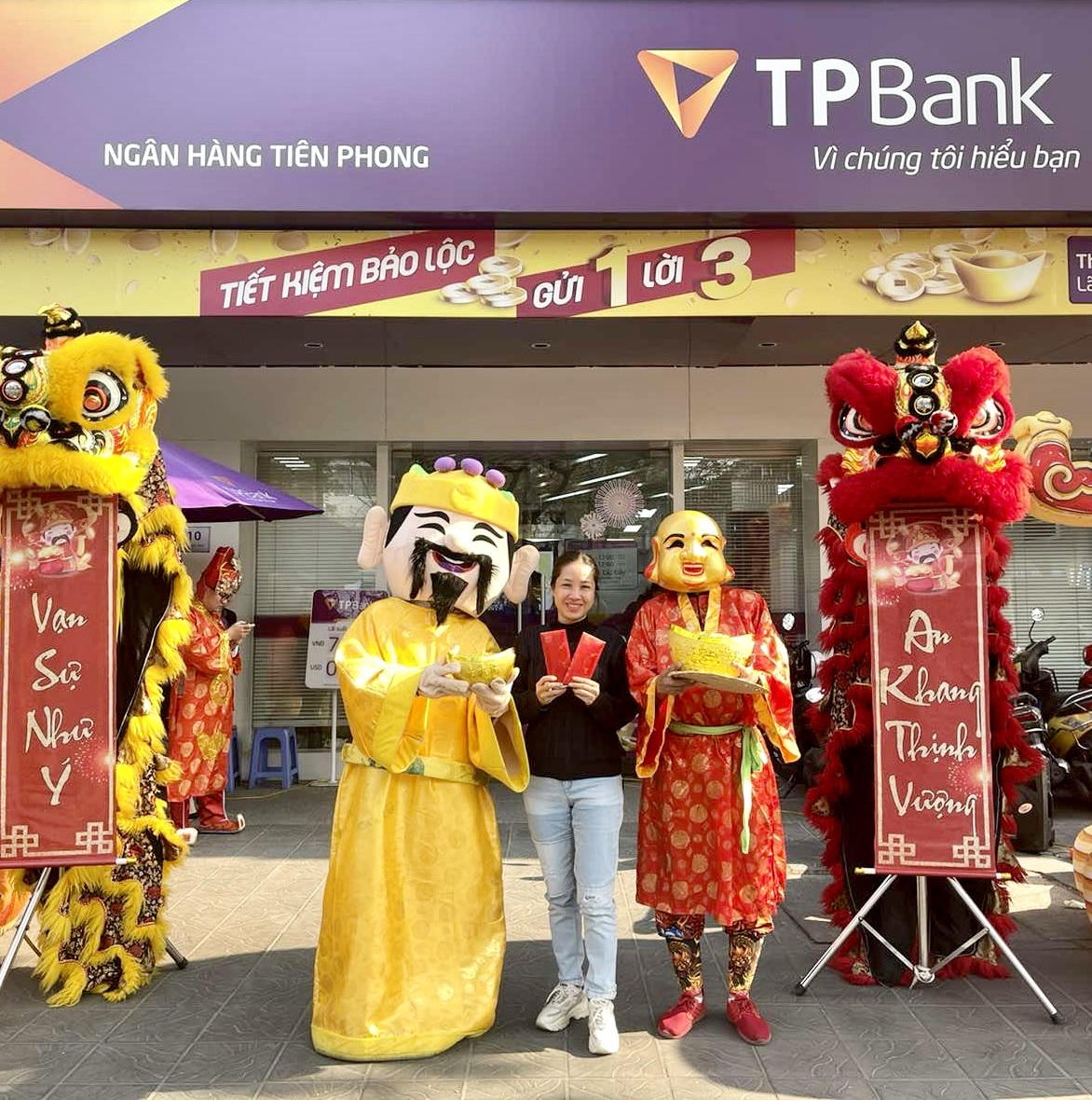 Rộn ràng mua vàng ngày Thần Tài tại các điểm giao dịch TPBank