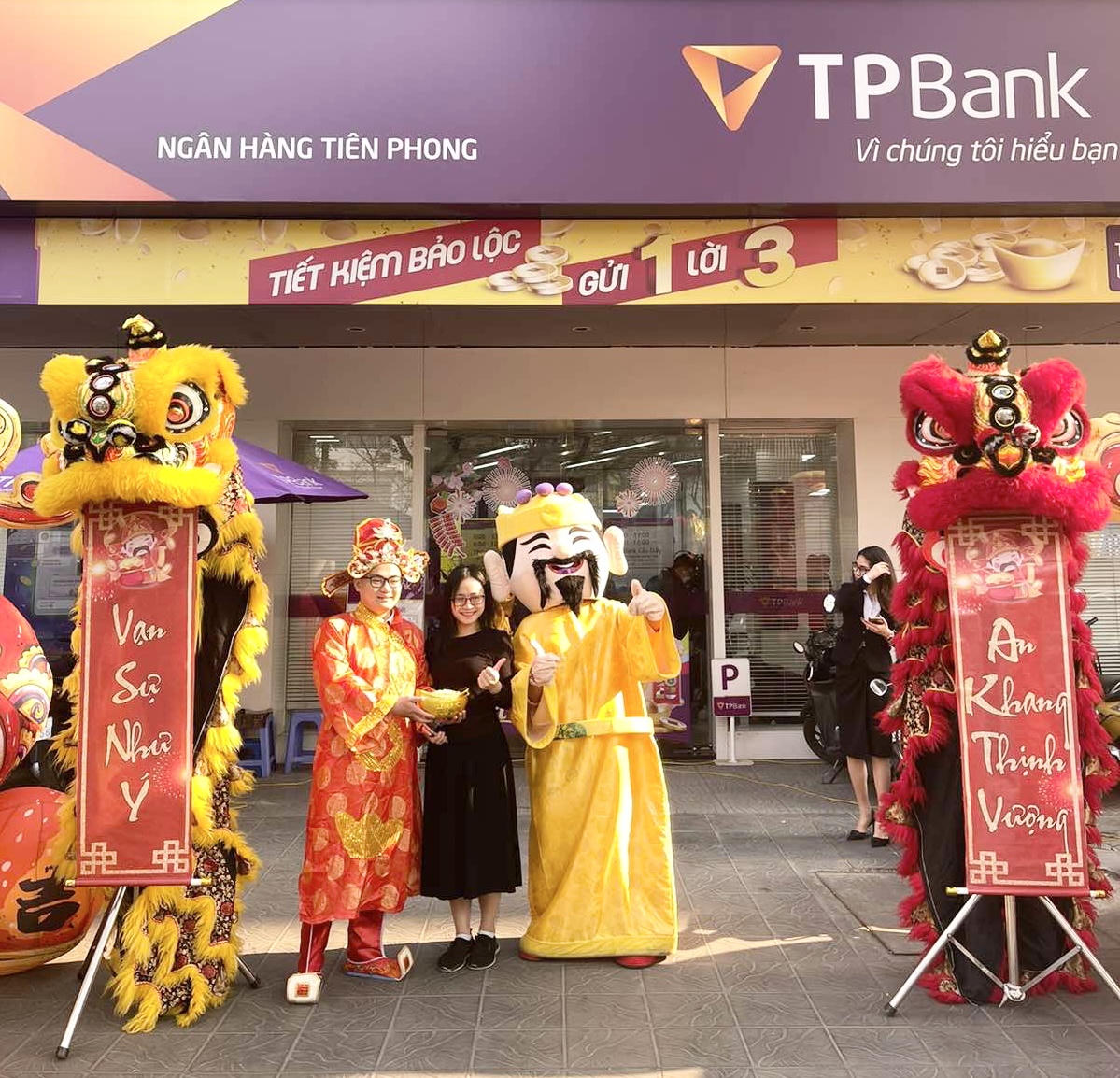 Rộn ràng mua vàng ngày Thần Tài tại các điểm giao dịch TPBank