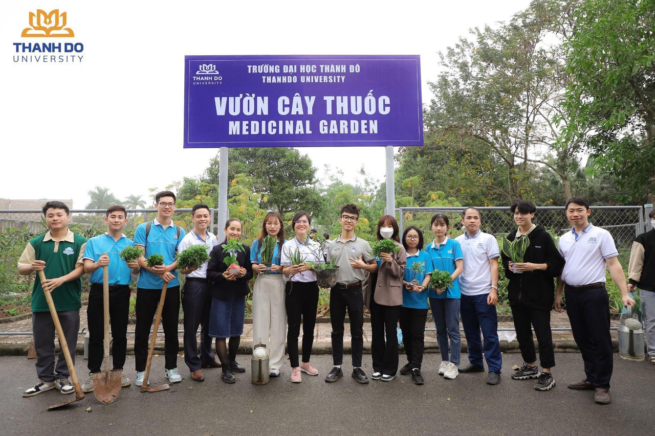 'Tết trồng cây' trường Đại học Thành Đô: Làm đẹp cho đời, làm đẹp cho người