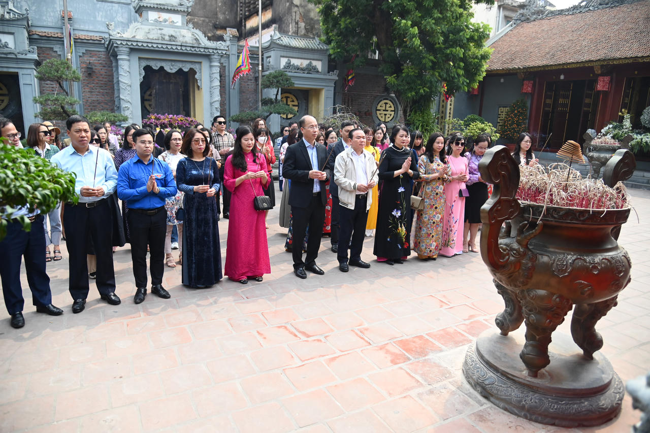 Công đoàn Bộ Tư pháp dâng hương tưởng niệm đồng chí Nguyễn Đức Cảnh và Nữ tướng Lê Chân tại Hải Phòng 