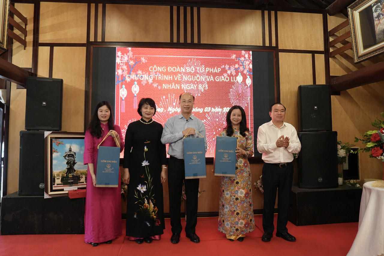 Công đoàn Bộ Tư pháp dâng hương tưởng niệm đồng chí Nguyễn Đức Cảnh và Nữ tướng Lê Chân tại Hải Phòng 