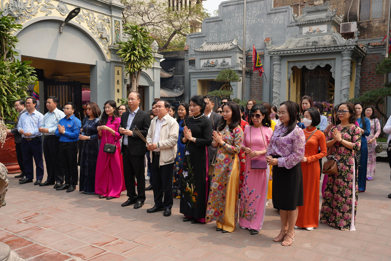 Công đoàn Bộ Tư pháp dâng hương tưởng niệm đồng chí Nguyễn Đức Cảnh và Nữ tướng Lê Chân tại Hải Phòng 