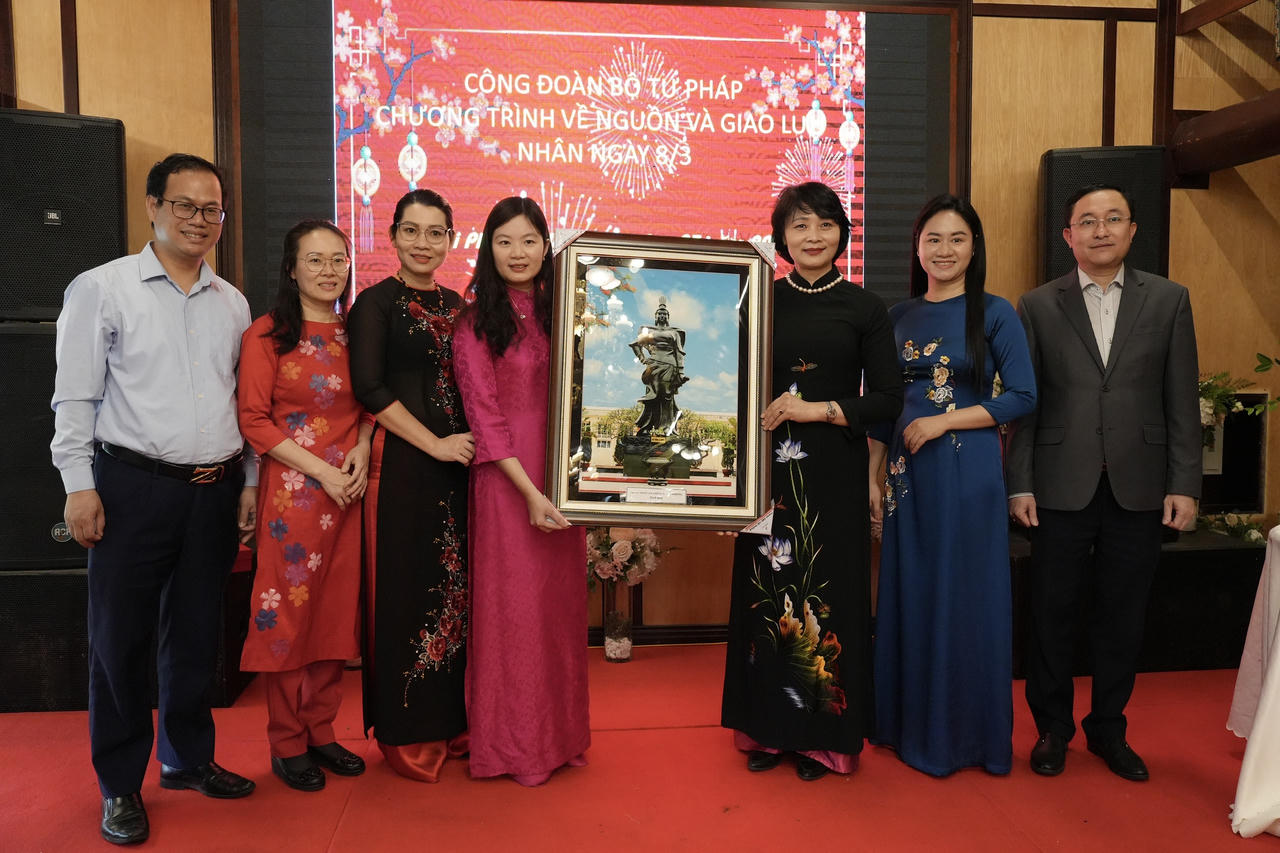 Công đoàn Bộ Tư pháp dâng hương tưởng niệm đồng chí Nguyễn Đức Cảnh và Nữ tướng Lê Chân tại Hải Phòng 