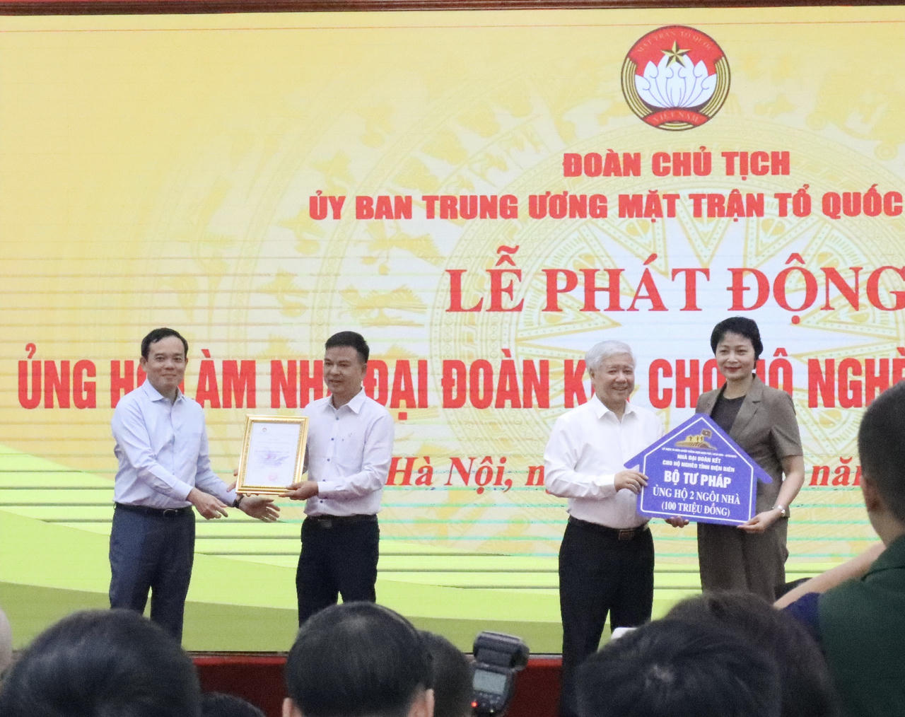 Hơn 280 tỷ đồng ủng hộ xây dựng nhà đại đoàn kết cho người nghèo tỉnh Điện Biên