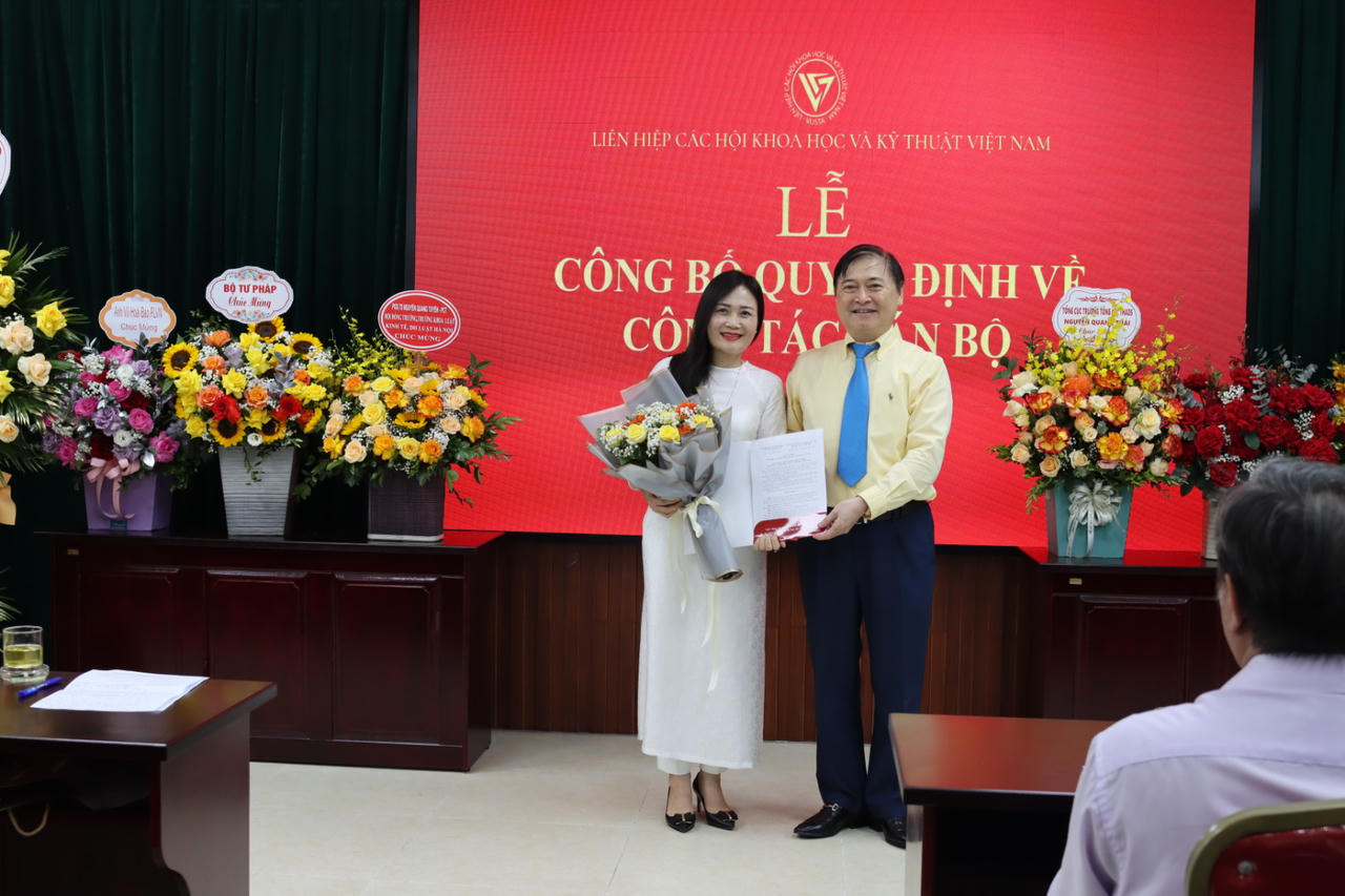 Công bố và trao quyết định Giám đốc, Phó Giám đốc Nhà xuất bản Tri thức