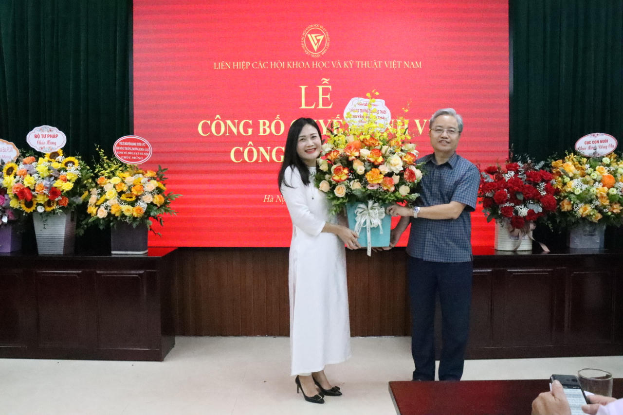 Công bố và trao quyết định Giám đốc, Phó Giám đốc Nhà xuất bản Tri thức