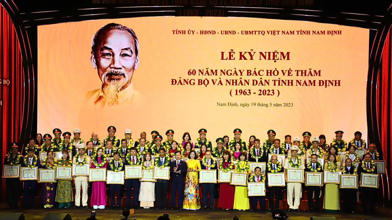 Chàng trai “xương thủy tinh” Nam Định: Vượt lên số phận với một “trái tim hồng” 