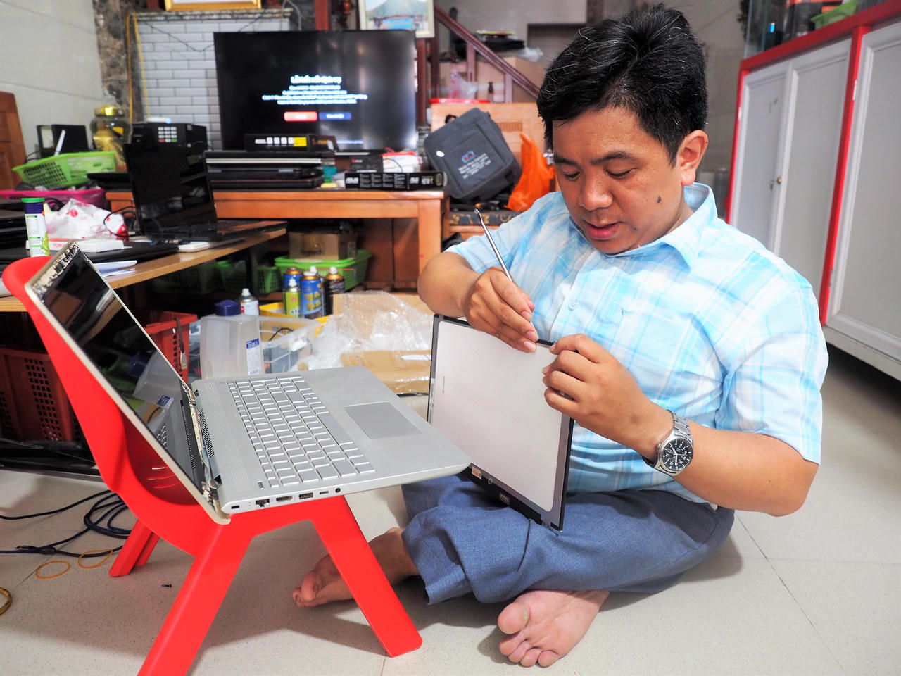 Chàng trai “xương thủy tinh” Nam Định: Vượt lên số phận với một “trái tim hồng” 