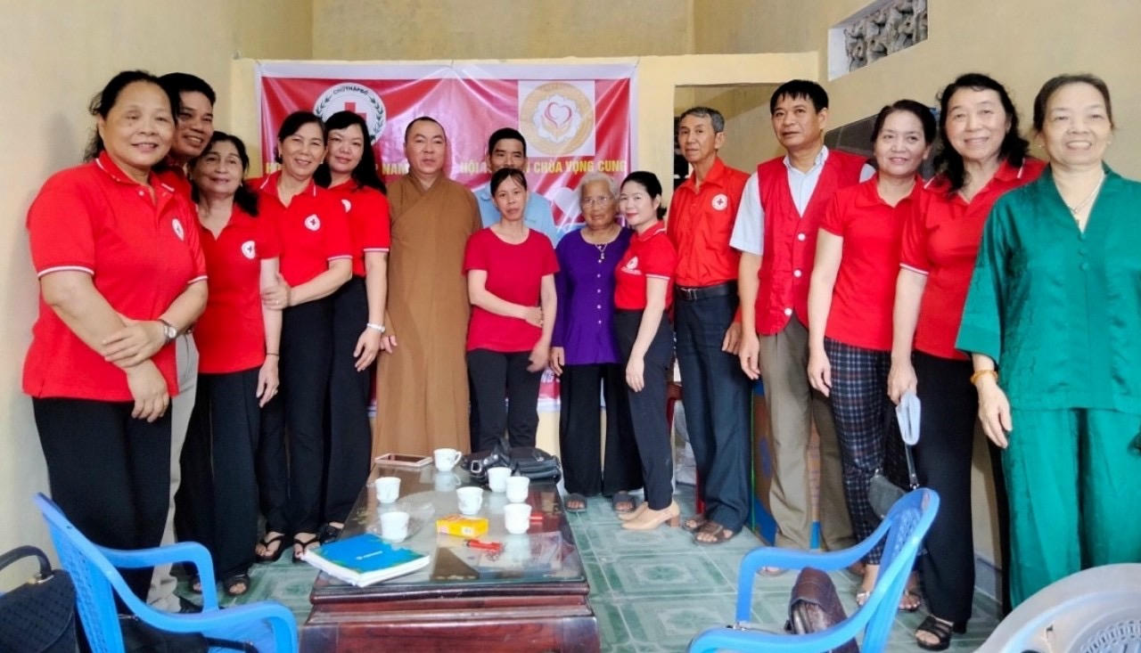 “Thượng tọa Thích Giác Vũ – Trao niềm tin và tình thương tới những mảnh đời khó khăn”