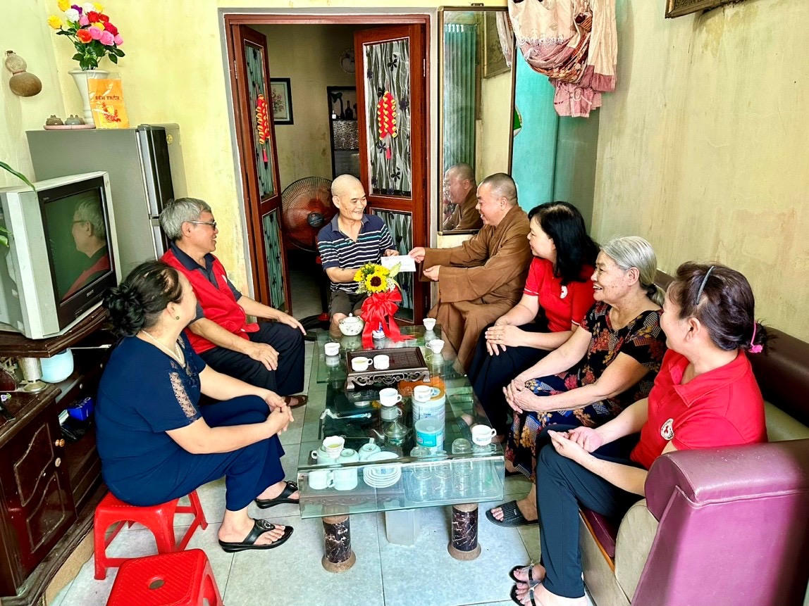 “Thượng tọa Thích Giác Vũ – Trao niềm tin và tình thương tới những mảnh đời khó khăn”