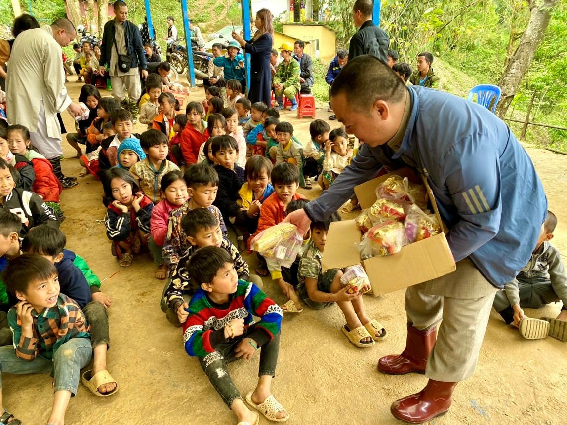 “Thượng tọa Thích Giác Vũ – Trao niềm tin và tình thương tới những mảnh đời khó khăn”