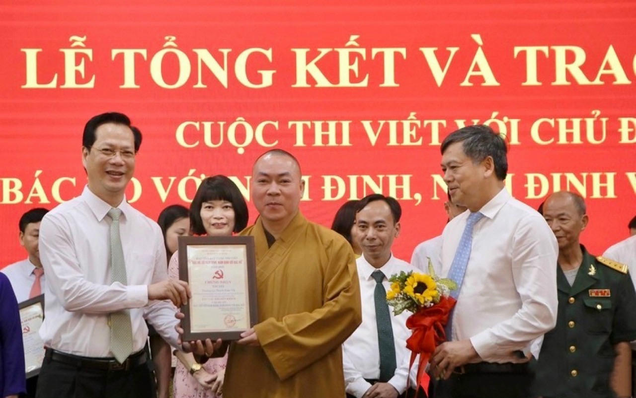 “Thượng tọa Thích Giác Vũ – Trao niềm tin và tình thương tới những mảnh đời khó khăn”