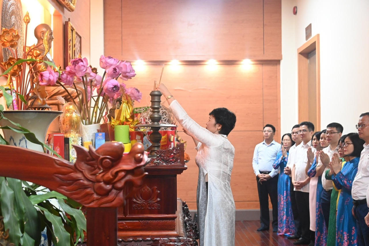 Dâng hương trước thềm Đại hội Công đoàn Bộ Tư pháp nhiệm kỳ 2023-2028