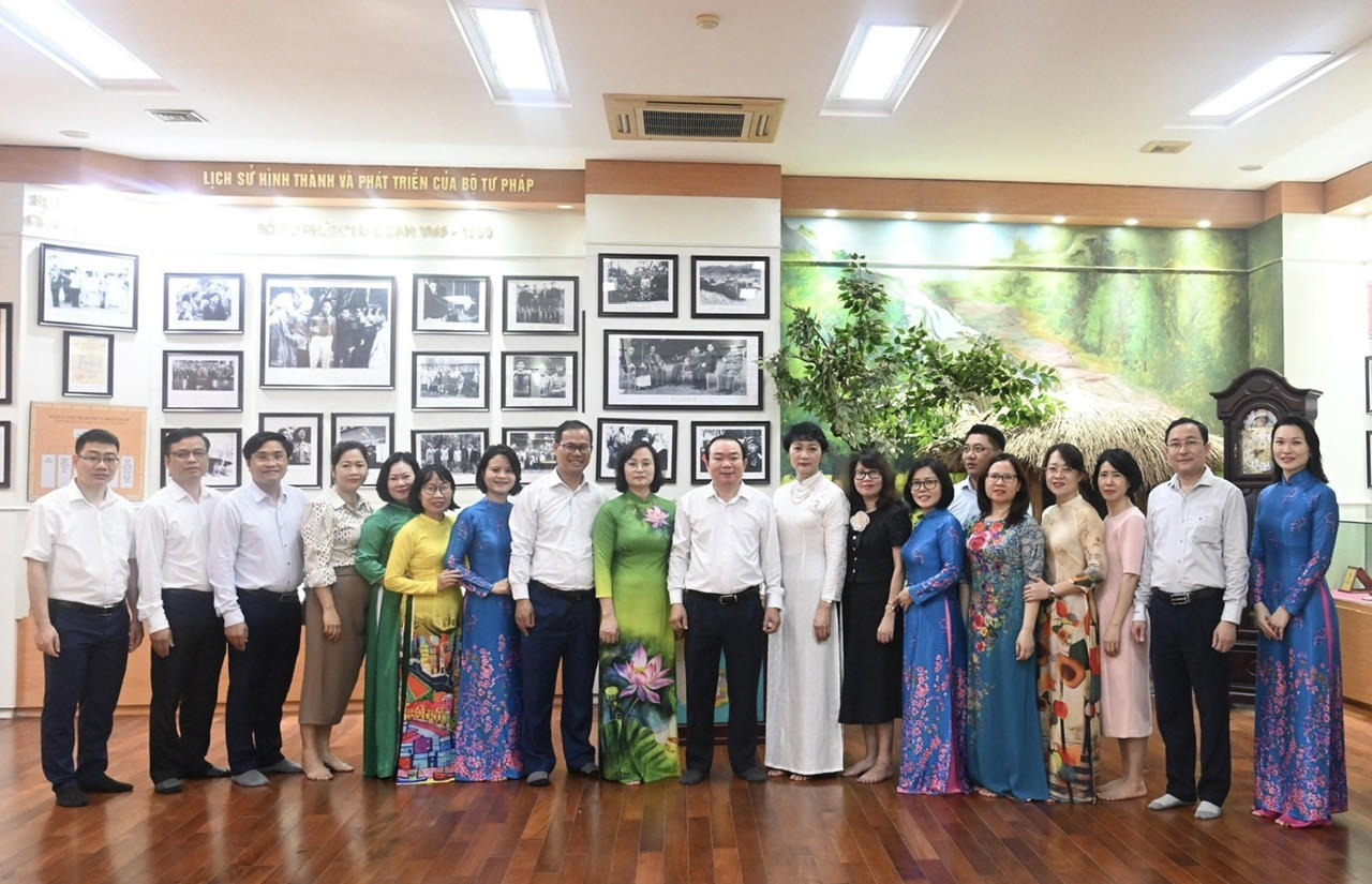 Dâng hương trước thềm Đại hội Công đoàn Bộ Tư pháp nhiệm kỳ 2023-2028