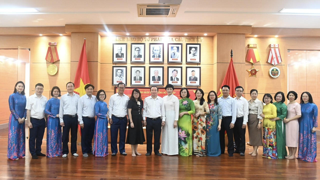 Dâng hương trước thềm Đại hội Công đoàn Bộ Tư pháp nhiệm kỳ 2023-2028