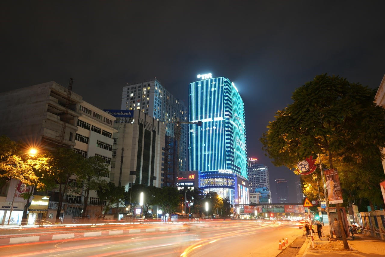 Tòa nhà trụ sở TNG Holdings Vietnam chuyển màu xanh, truyền thông điệp vì tương lai trẻ em thế giới