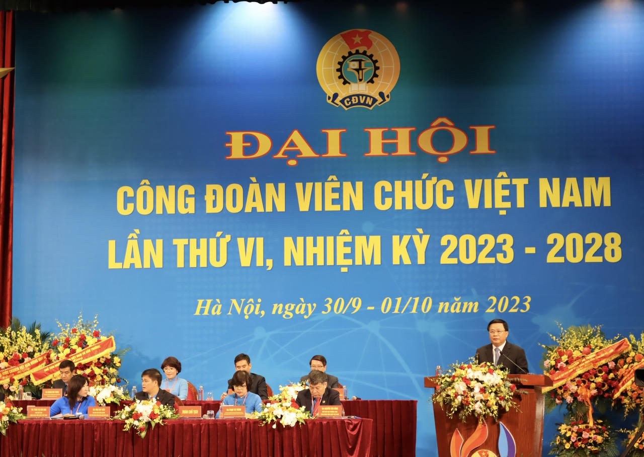 Thường xuyên chăm lo đời sống vật chất, tinh thần cho người lao động