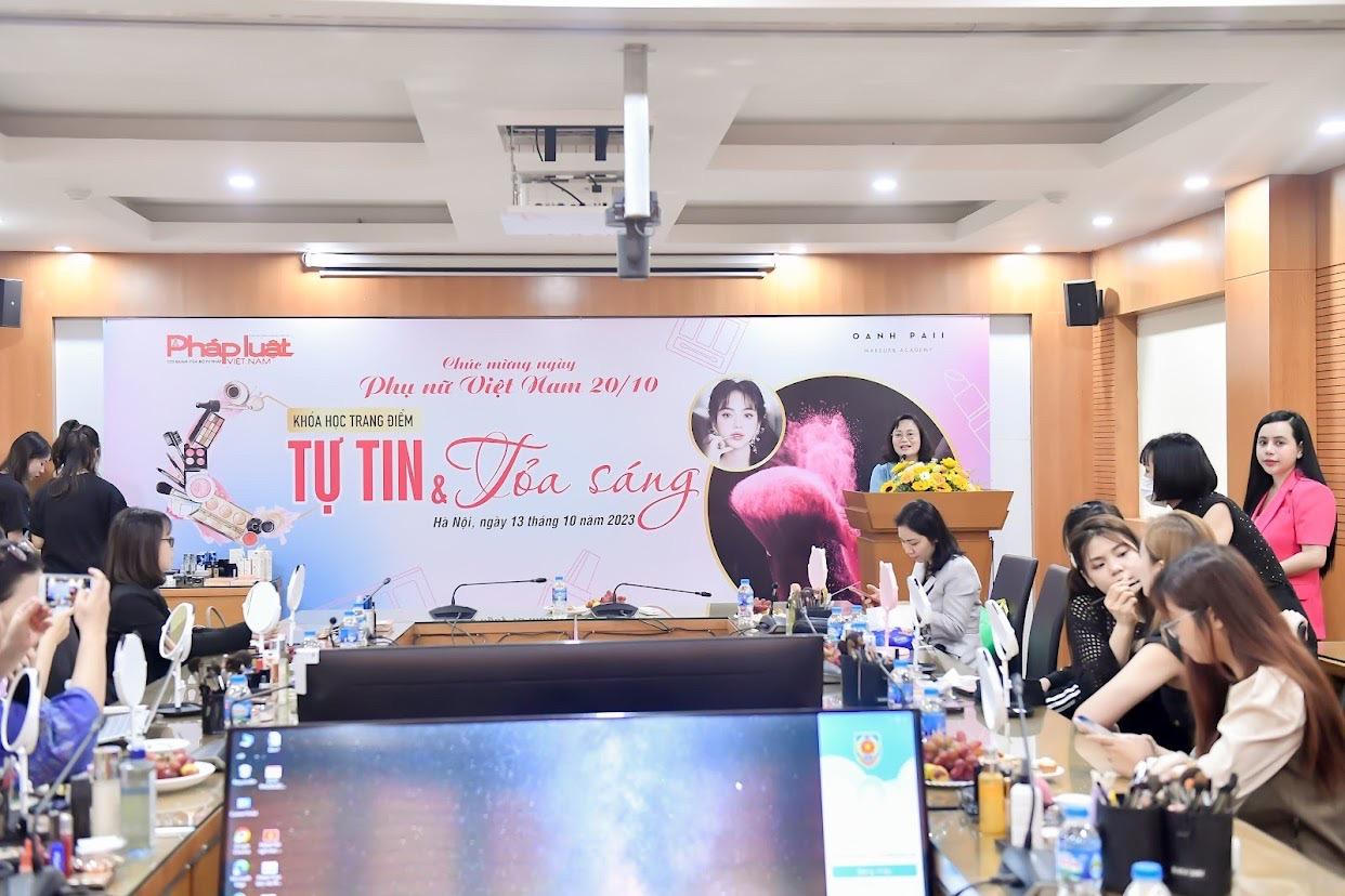 Báo Pháp luật Việt Nam tổ chức khóa học trang điểm cho nữ công đoàn viên