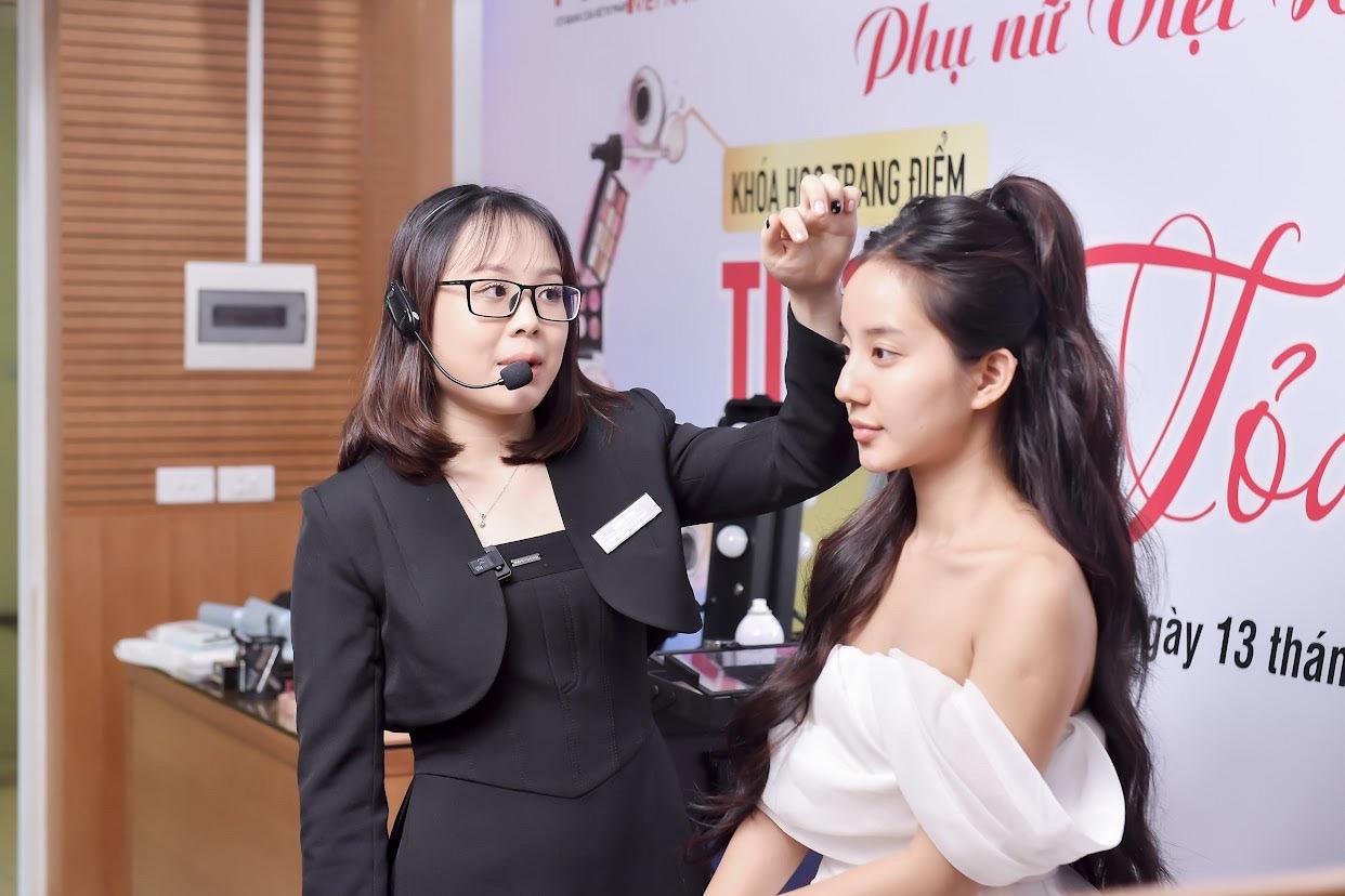 Báo Pháp luật Việt Nam tổ chức khóa học trang điểm cho nữ công đoàn viên