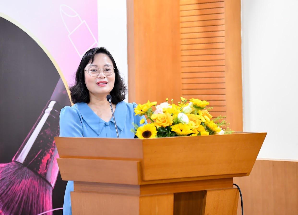 Báo Pháp luật Việt Nam tổ chức khóa học trang điểm cho nữ công đoàn viên