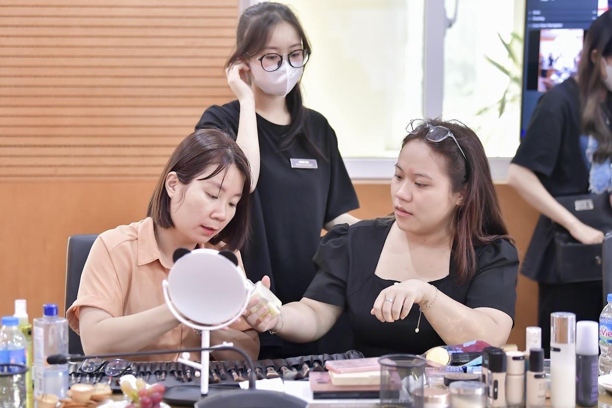 Báo Pháp luật Việt Nam tổ chức khóa học trang điểm cho nữ công đoàn viên