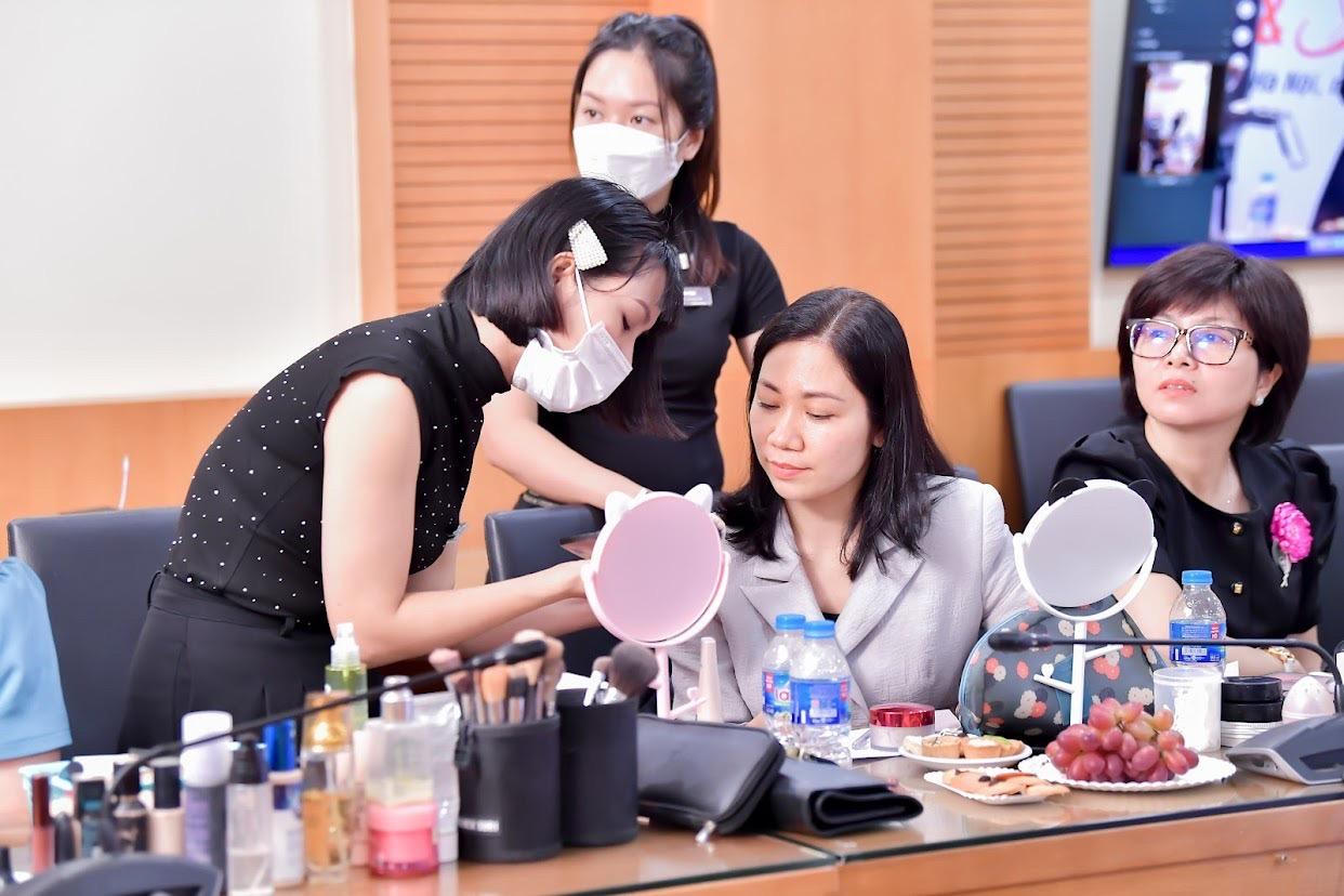 Báo Pháp luật Việt Nam tổ chức khóa học trang điểm cho nữ công đoàn viên
