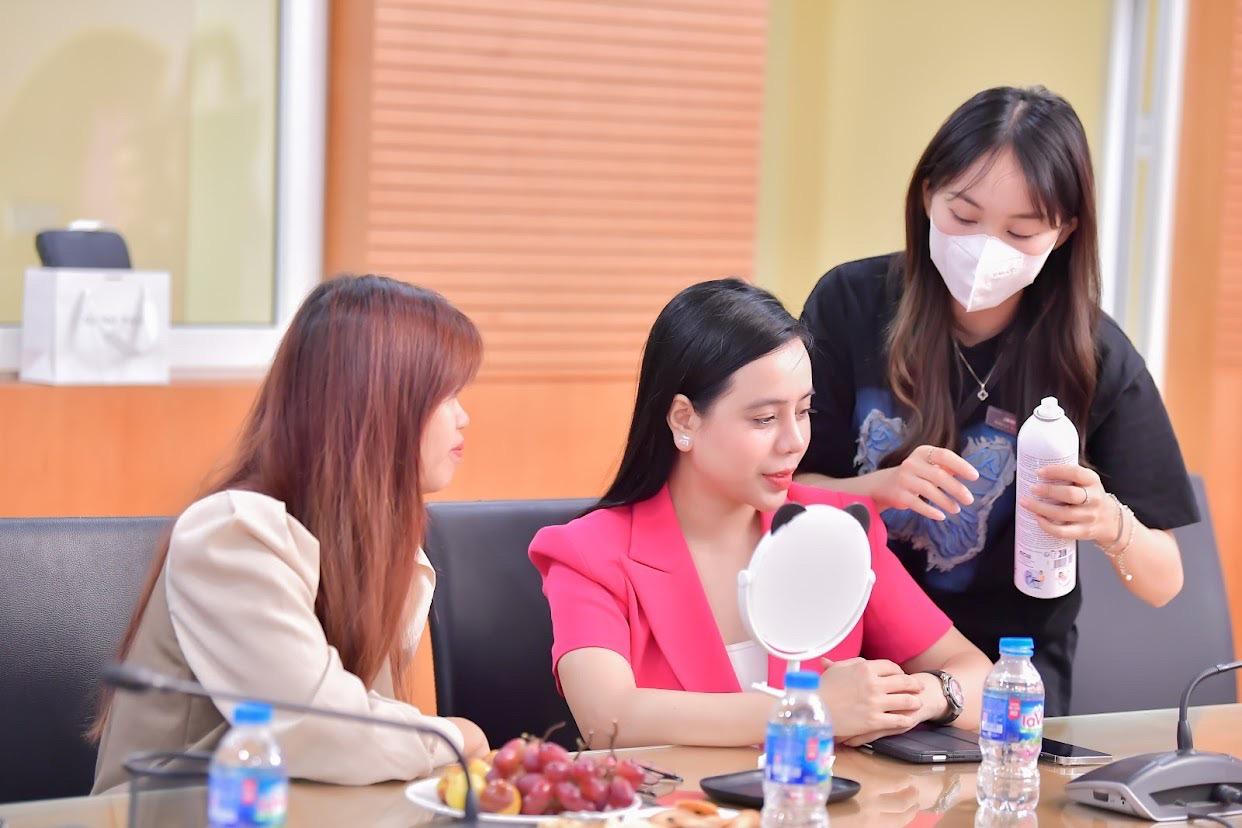 Báo Pháp luật Việt Nam tổ chức khóa học trang điểm cho nữ công đoàn viên