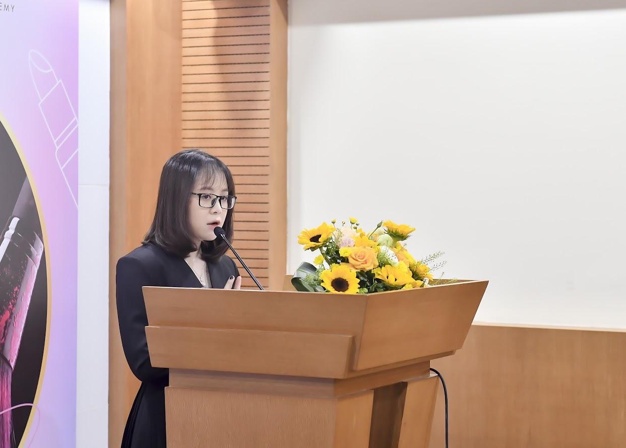 Báo Pháp luật Việt Nam tổ chức khóa học trang điểm cho nữ công đoàn viên