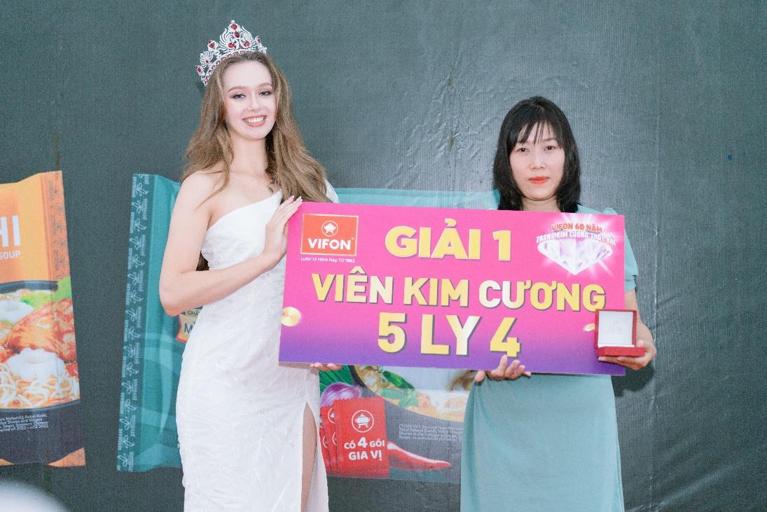 Hoa hậu Ba Lan - Đại sứ thương hiệu VIFON đến miền Trung trao kim cương cho người trúng giải 